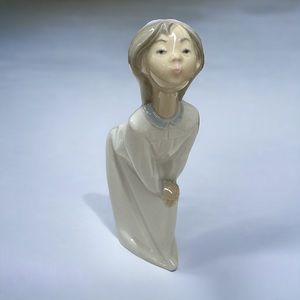 LLadro "Kissing Girl" Figurine Fine Porcelain